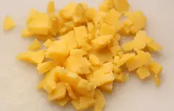 Заранее сварите картошку в мундире, яйца и курицу.  Картошку очистите и нарежьте мелкими кубиками.