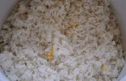 Что ж, набрали побольше воздуха в легкие - приступим)) Для начала морковь натрем на средней терке, а лук мелко порежем острым ножом, смотрите там, по осторожнее, пальцы не обрежьте.