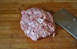 Ставим на средний огонь большую сковороду, не забываем, мы же готовим голубцы промышленными объемами, добавляем масло, а когда оно зашкворчит, смело кладем лук, после того как он приобретет золотистый цвет, добавляем тертую морковь и доводим до готовности. У меня на эти процедуры ушло минут 10        