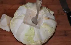 Теперь приступим к самому сложному - приготовлению мясной составляющей фарша для голубцов. Вообще, если вам лень возиться с мясом или у вас нет ножа для рубки, то можете смело покупать готовый мясной или куриный фарш, правда от этого голубцы у вас получатся немного суховатыми. Я же легких путей не искала и быстренько покромсала куски мяса до состояния фарша.        