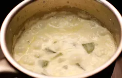 Доведите смесь до кипения.
