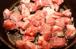 Индейку порезать небольшими кусочками и обжарить на горячей сковороде со всех сторон.
