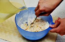 Влить воду тонкой струйкой, непрерывно помешивая. 