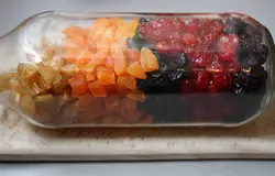 Режем курагу, чернослив и грушу кусочками размером с изюм, складываем все сухофрукты в закрывающуюся емкость и заливаем ромом. Оставляем так на несколько часов или дольше, чтобы ром впитался.