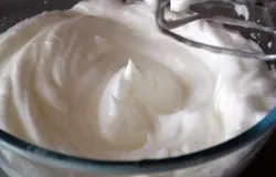 Яичные белки взбиваем в плотную пену с парой капель лимонного сока и солью.
