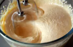 Желтки взбиваем с сахаром добела.