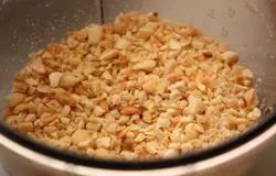 Миндаль режем на кусочки (размер зависит от вашего вкуса), 150 г добавляем в тесто, а остальное оставляем для украшения.