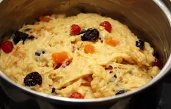 В хорошо смазанные сливочным маслом и посыпанные мукой цилиндрические формы кладем тесто, заполняя объем наполовину, и ставим в теплое место для подъема.  Минут через 30-40 осторожно ставим куличи в горячую духовку и печем около часа. 