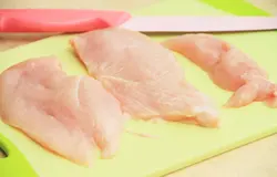 Пока разогревается кастрюля, разрежьте филе на куски толщиной не больше 2 см.