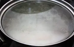 Для маринада смешиваем кипящую воду (1 литр) с остальными ингредиентами и перемешиваем до полного растворения соли и сахара.