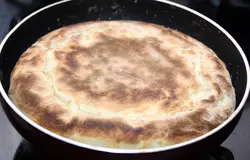 Переворачиваем хачапури и жарим с другой стороны уже без крышки еще минуты 3-4.