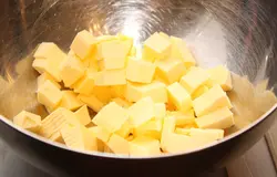 Сливочное масло нужно нарезать небольшими кубиками.