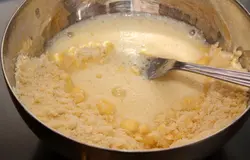 Яйца взбиваем с оставшимся сахаром и добавляем к мучной смеси.