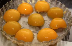Плоскую форму для пирога смазываем маслом и раскладываем в ней кусочки персиков. Можно нарезать их мельче, а можно оставить половинками, как я.