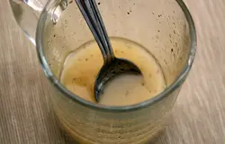 Для заправки смешаем кунжутное масло, сок половины лимона, щепотку соли и чайную ложку меда.  Добавим немного молотого перца и хорошо все перемешаем.  Останется выложить салат на тарелки и полить заправкой.