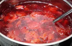 Довести компот до кипения и выключить. Употреблять сливовый компот вкуснее всего в охлажденном виде.