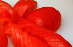 Нарезаем 2 помидора небольшими кусочками.
