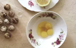 Смешиваем желтки с сахаром, солью и лимонным соком. Все приправы на этом этапе очень важны для вкуса будущего соуса. Лимонный сок можно заменить столовым уксусом, но с лимоном вкуснее.<p>Если захочется приготовить не просто майонез, а майонез Провансаль, то в смесь добавляем четверть чайной ложки горчицы или горчичного порошка. С горчицей майонез получается более плотным.