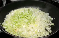 Сельдерей вымыть и так же мелко нарезать.