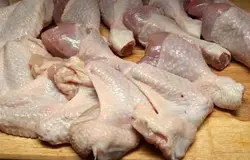 Бекон нарезать небольшими кусочками, добавить в сковороду и готовить, помешивая 5−7 минут. Овощи переложить из сковороды в отдельную миску.