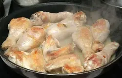 Куриные ножки и крылья вымыть, тщательно обсушить. Обрезать у крыльев часть, где практически нет мяса.