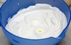 Вбить белки с щепоткой соли до плотной пены.