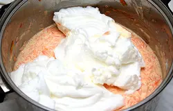 Аккуратно перемешать получившуюся массу со взбитыми белками.