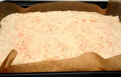 Форму проложить бумагой для запекания (или смазать маслом и посыпать панировочными сухарями). Выложить творожно-морковную смесь и разровнять. Сверху присыпать панировочными сухарями. <p> Поставить в разогретую до 180 °С духовку и запекать до готовности, примерно 40 минут.