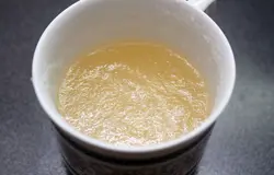 Пока миндальный корж печется, приступим к приготовлению верхнего слоя. <p>Желатин замачиваем в небольшом количестве холодной воды и даем разбухнуть. Вместо воды можно использовать ягодный морс.