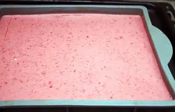 Остывший миндальный корж заливаем ягодной массой. очень важно, чтобы она не была теплой, иначе корж слишком сильно ей пропитается и размякнет.<p>Ставим в холодное место до полного застывания.<p>Если же вы хотите полностью исключить взаимопроникновение слоев десерта — можно немного видоизменить рецепт и перед выкладыванием пюре смазать корж слоем растопленного шоколада. Подождать, пока он застынет, и только после этого выкладывать желе.