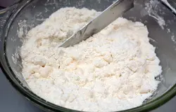Для нижнего слоя пирога надо сделать несладкое рубленое тесто. Смешиваем холодное сливочное масло, муку и соль. Режем ножом эту смесь до образования крошек.