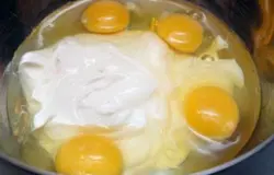 Репчатый лук режем тонкими полукольцами и слегка обжариваем на сливочном масле  до прозрачности. Лука потребуется около килограмма. Добавляем соль, перец и мускатный орех.