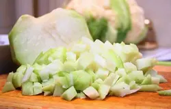 Морковь и корень петрушки, почистить и мелко нарезать.
