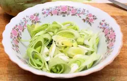 Кольраби нарезать небольшими кубиками.