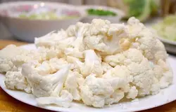 Сельдерей разрезать на небольшие кусочки.