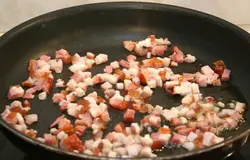 Нарезать лук-порей.