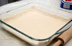 Смочить тесто водой с одной стороны и этими сторонами соединить тесто.<p>Тесто немного раскатать. Придать тесту нужный для запекания вид (у меня форма оказалась квадратной поэтому, тесто не пришлось обрезать до круглой формы).
