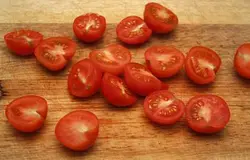 Пока стекают и остывают овощи, приготовим соус:<p>Смешать сливки, сметану, яйца, потереть сыры.