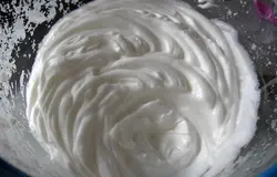Взбиваем белки с щепоткой соли в крепкую пену.
