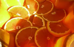 Форму для выпечки смазываем маслом, поливаем медом и раскладываем на дно апельсины в один слой.