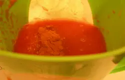 Смешиваем томатное и луковое пюре, апельсиновый и лаймовый соки, добавляем соль, сахар и перец. Еще раз перемешиваем.