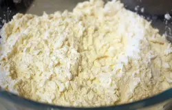 Смешиваем с просеянной мукой прямо в холодном виде.