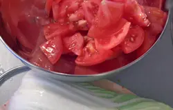Цветную капусту разделяем на соцветия, промываем и опускаем в кипящую воду с добавлением уксуса, соли и сахара. Варить капусту надо совсем недолго – 2-3 минуты, чтобы она сильно не разварилась, а осталась немного хрустящей.    Тем временем режем помодоры и салат на небольшие кусочки.