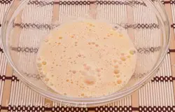 Яйца растереть с сахаром