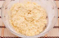 Всыпать муку, вымесить тесто.