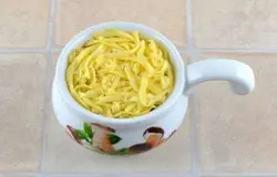 Сверху посыпать сыром. Поставить в разогретую до 180 градусов духовку. Готовить 20 минут.