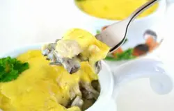 Восхитительный сливочный жульен с курицей и грибами готов. Вот такой аппетитный жульен внутри.
