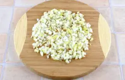 Лук почистить, мелко порезать.