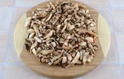 Грибы порезать небольшими продолговатыми кусочками.