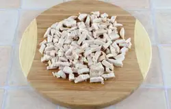 Куриное филе порезать небольшими продолговатыми брусочками.